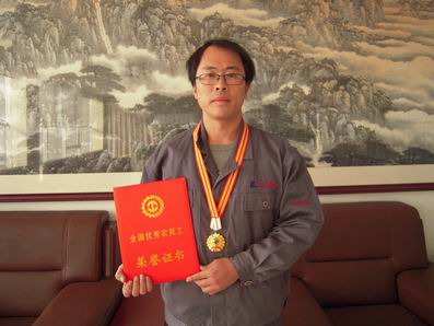 20171107山東宏康機(jī)床職工魏超榮獲“全國優(yōu)秀農(nóng)民工”榮譽(yù)稱號(hào).jpg